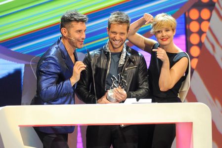 Pablo Alborán, el gran triunfador de la noche, recibe uno de los premios.