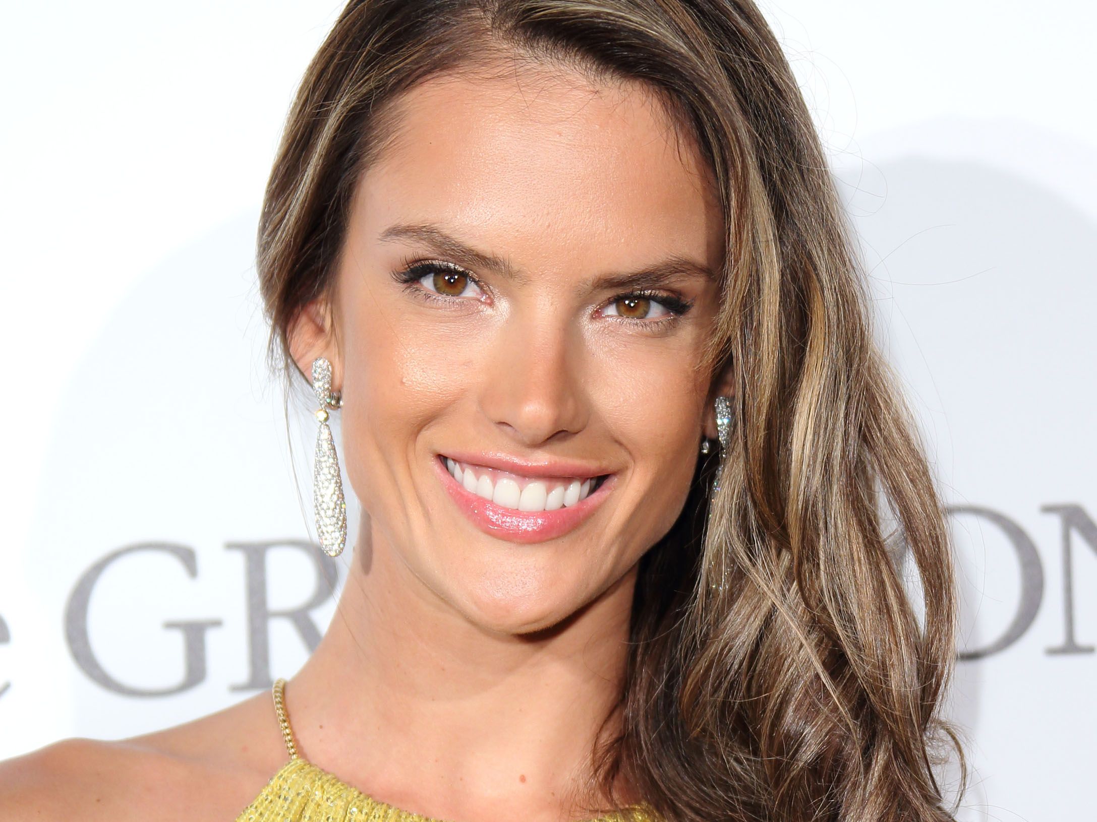 Alessandra Ambrosio retouche du nez