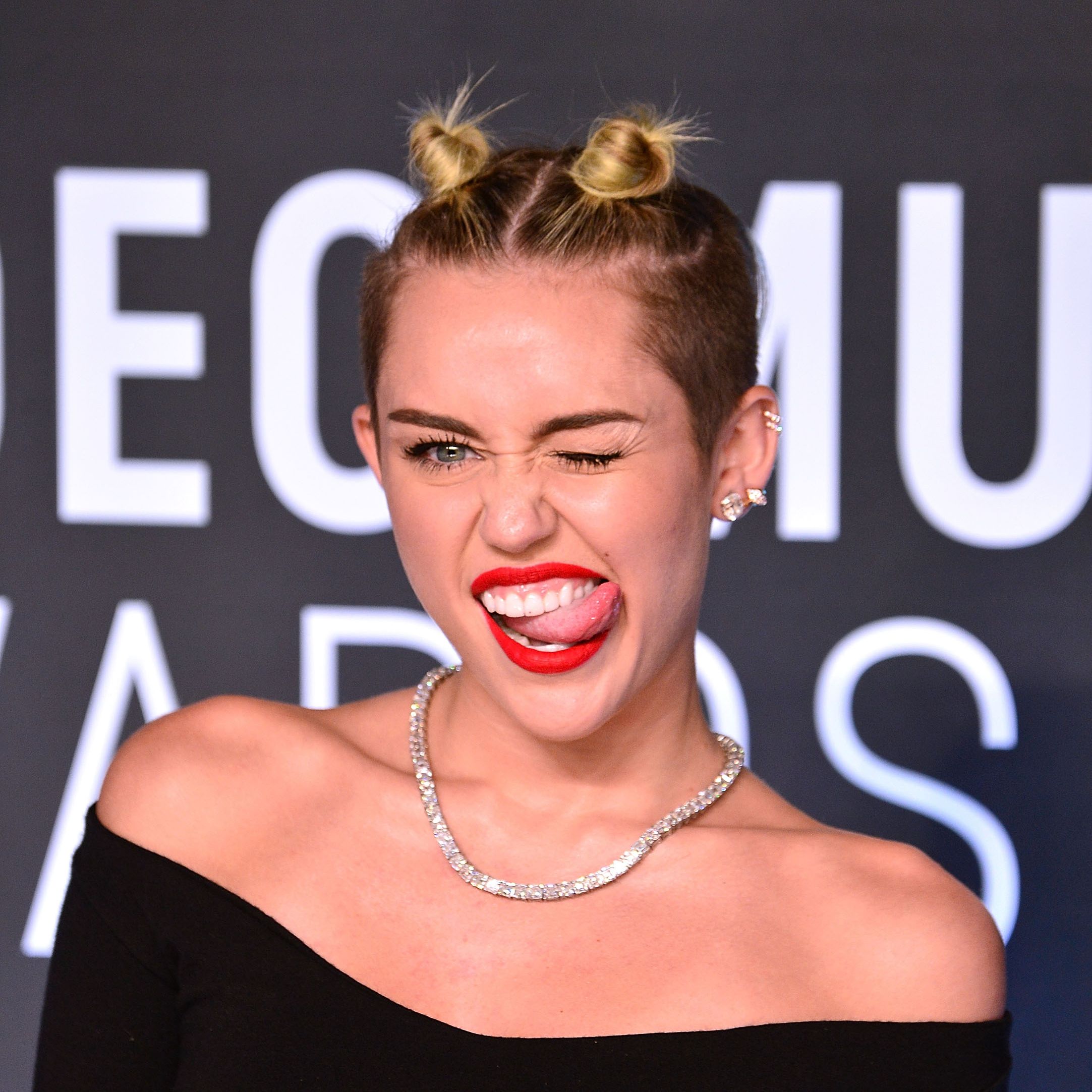 Warum Nur Miley Cyrus Luftet Das Geheimnis Um Ihre Zunge