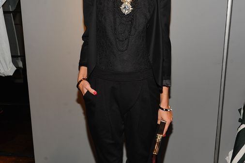Olivia Palermo mostra que blazer não fica sem graça