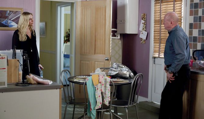 Ronnie tells Phil they have to get Carl away from Roxy