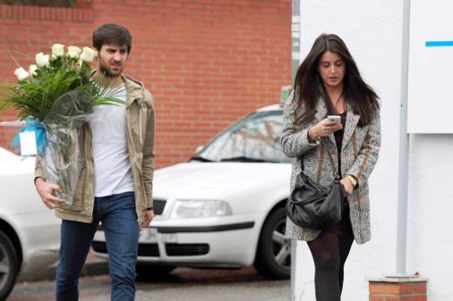 Cristina Carbonero y un amigo visitan a la feliz pareja tras el nacimiento de su hijo.