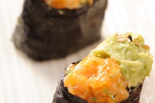 Gunkan sushi -Tartar de salmón con aguacate
