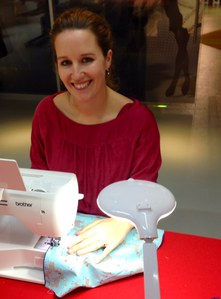 Julia bei den ersten Versuchen an der Nähmaschine