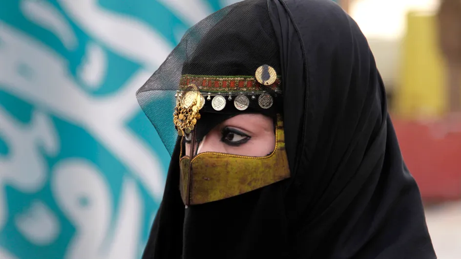 Los saudíes culpan al maquillaje de ojos del aumento de abusos sexuales en el país