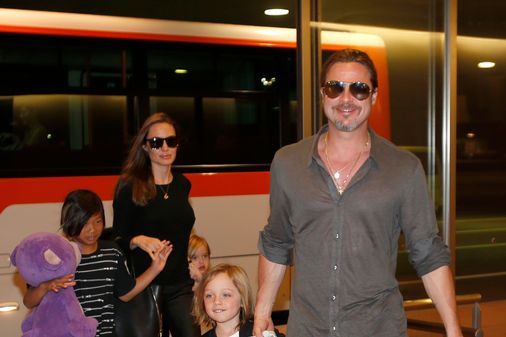Brad Pitt y Angelina Jolie con sus hijos