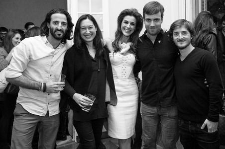 Matías Dumont junto a Raquel Sánchez Silva y otros amigos