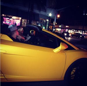 Justin Bieber im gelben Lamborghini