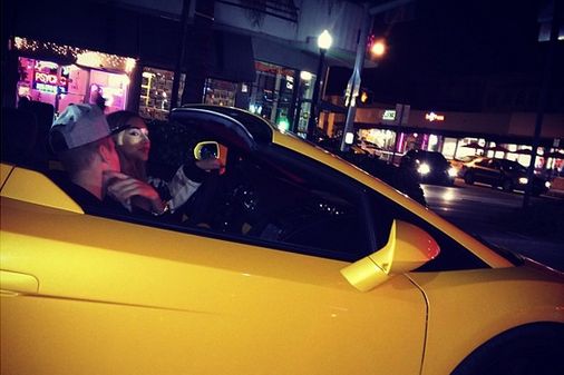 Justin Bieber im gelben Lamborghini