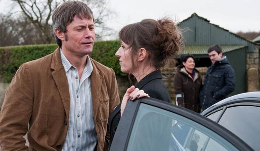 James tries to persuade Moira to meet with Charlotte