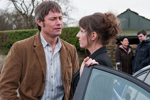 James tries to persuade Moira to meet with Charlotte