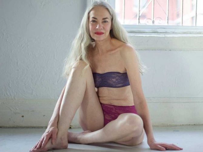 Jackie O'Shaughnessy, 62 ans, pose pour American Apparel Lingerie