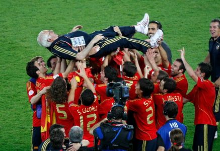 El entrenador, manteado por su equipo tras la victoria de España en la Eurocopa.