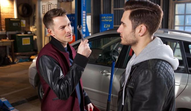 Will Jason breaks Sandy’s heart with his confession?