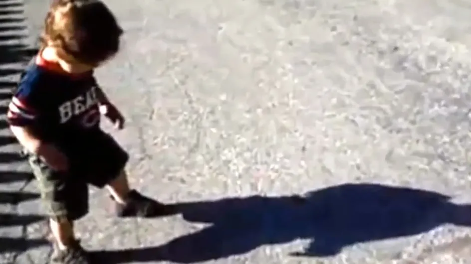 Quand d’adorables bébés flippent à cause de leur ombre, voilà ce que ça donne ! (Vidéo)