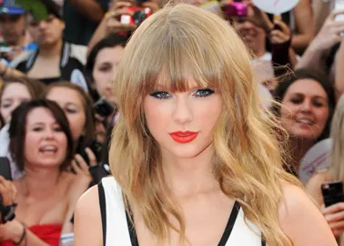 40 Taylor Swift Hairstyles And Haircuts - Celebrities