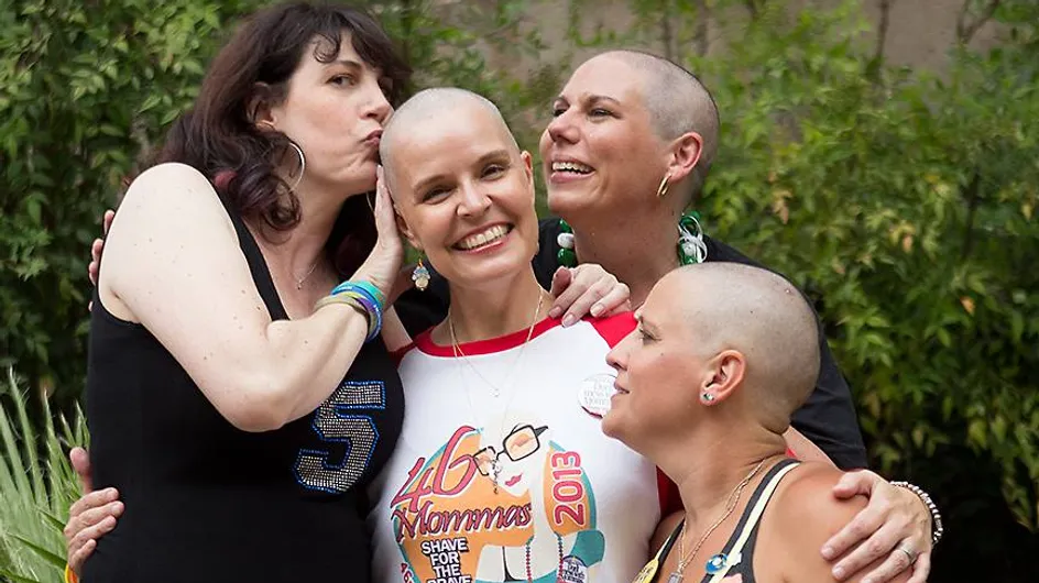 Ces courageuses mamans ont décidé de se raser la tête pour soutenir leurs enfants souffrant d’un cancer (Photos)