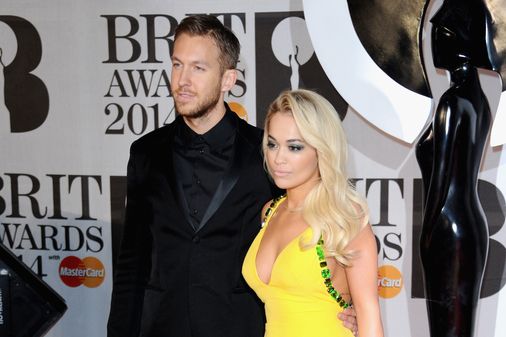 Rita Ora de Prada junto a Calvin Harris