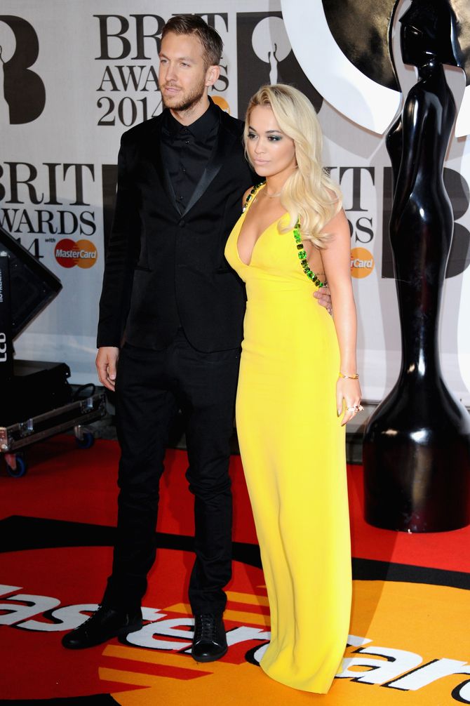 Rita Ora de Prada junto a Calvin Harris