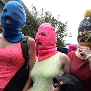 El grupo Pussy Riot presenta su nuevo videoclip en el que lanza duras críticas al presidente Putin
