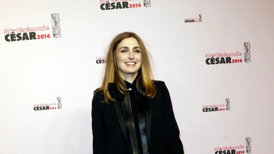 César 2014 : Julie Gayet, radieuse sur le tapis rouge