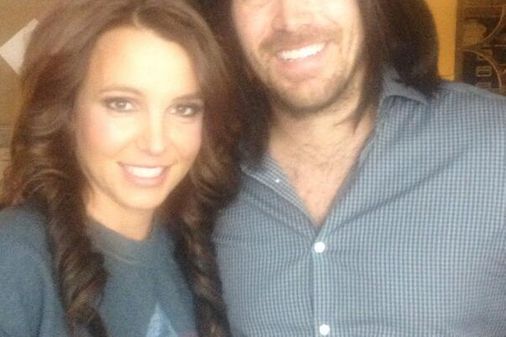 Britney Spears en brune avec son coiffeur