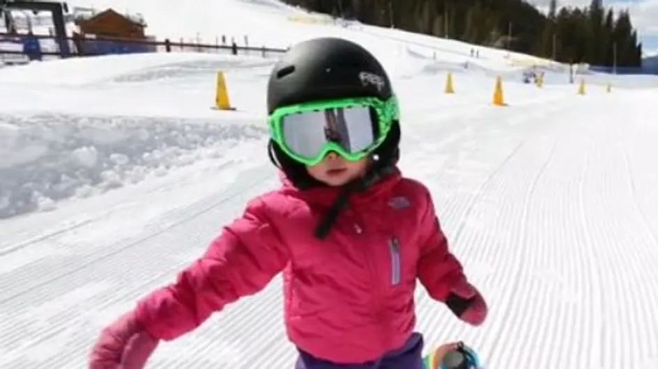 À seulement 17 mois, cette petite fille est la reine du snowboard ! (Vidéo)