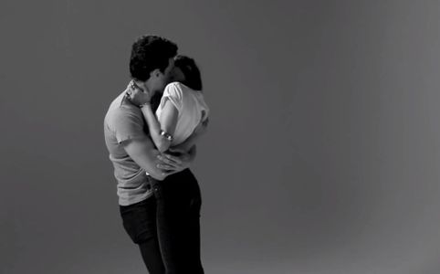 Le premier baiser est souvent le plus embarrassant mais aussi le plus intense