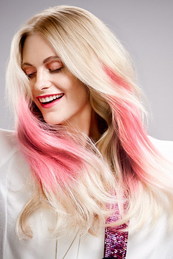 'Ombré-Effekt' mit Pink in hellblondem Haar
