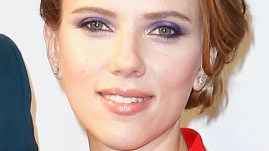 Scarlett Johansson : On copie son maquillage violine pour le printemps