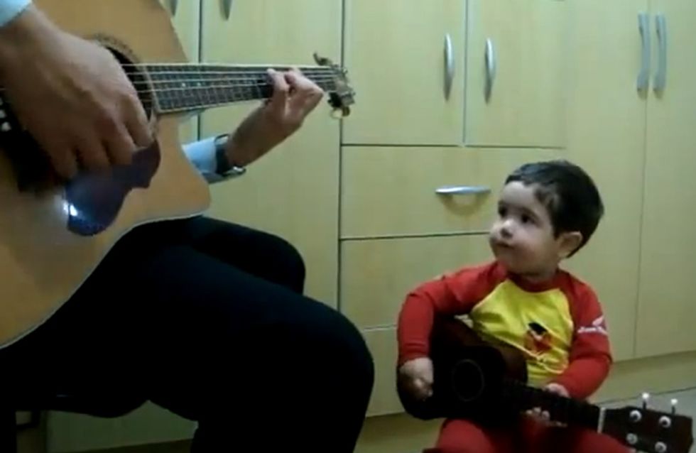Pausbacken & Kulleraugen - dieser Zweijährige singt sich in unser Herz!