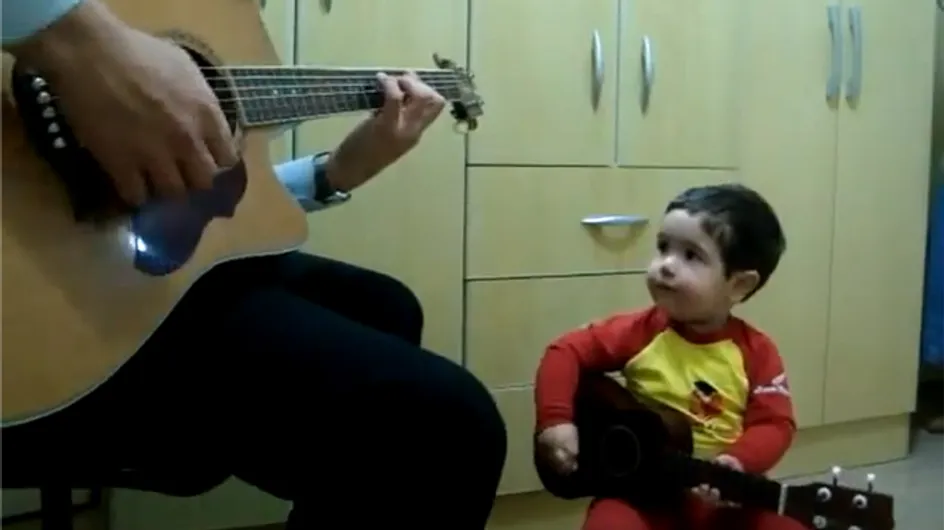 Un niño de 2 años canta The Beatles con su padre