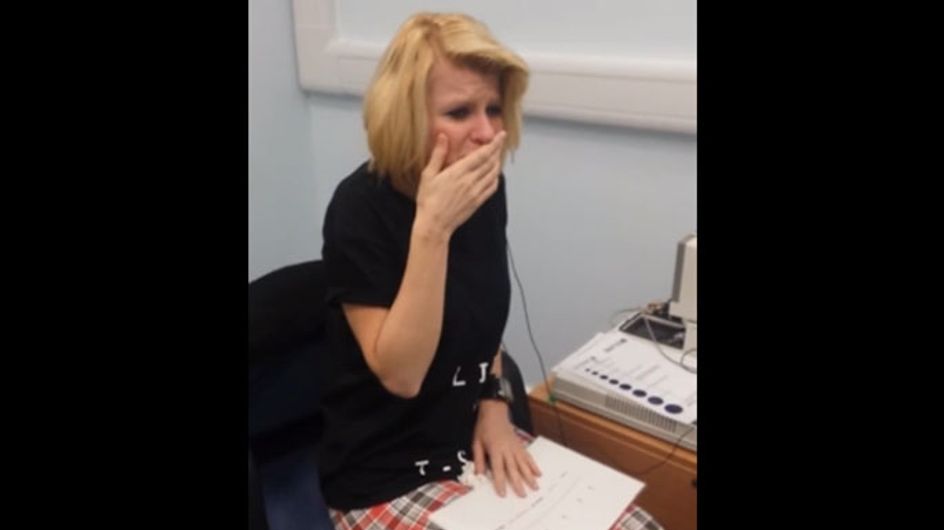 Wie ein Wunder! Diese taube Frau hört gerade zum ersten Mal in ihrem Leben etwas
