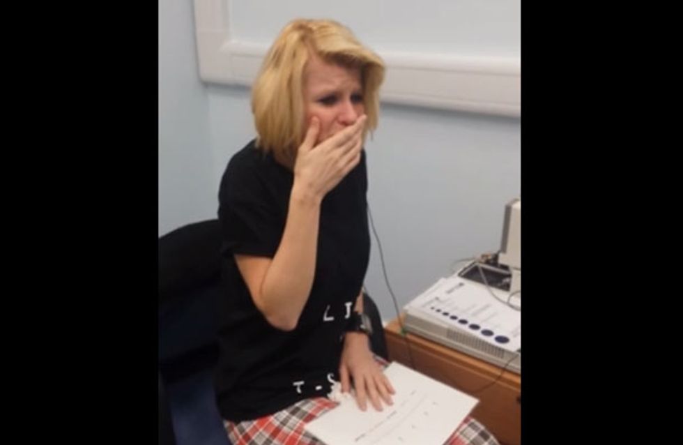 Wie ein Wunder! Diese taube Frau hört gerade zum ersten Mal in ihrem Leben etwas