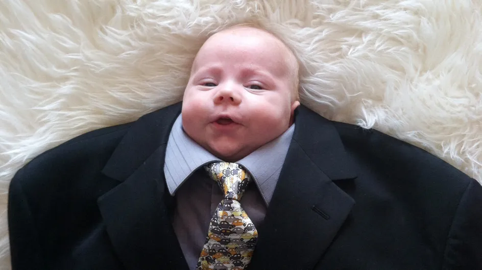"Baby suiting", la moda de vestir bebés con trajes que arrasa en Internet