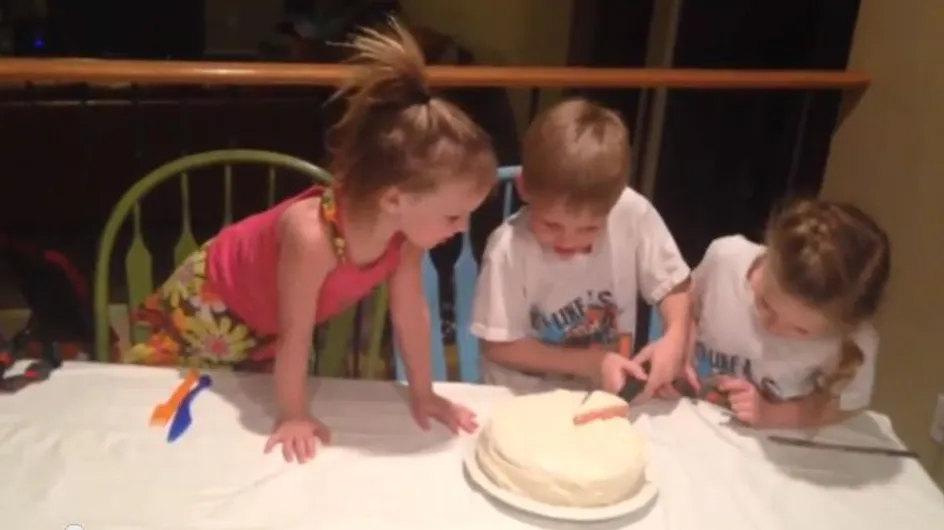La réaction étonnante d'un garçon lorsqu'on lui annonce qu'il va avoir une petite sœur… (Vidéo)