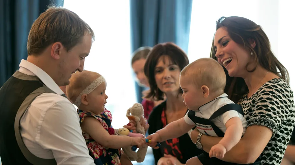 Kate Middleton : Le prince George sympathise avec les bébés néo-zélandais (photos et vidéo)