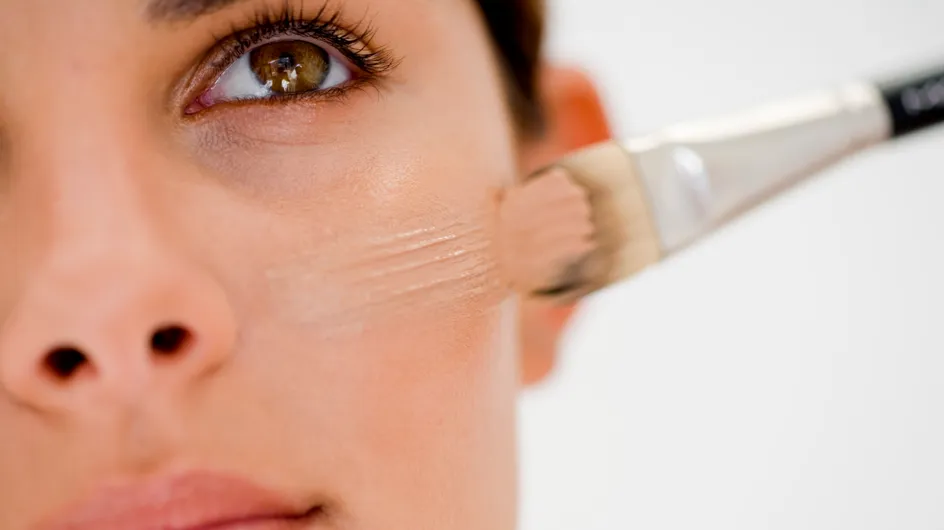 Tuto maquillage : Apprends à réaliser un teint lumineux en 5 minutes seulement !