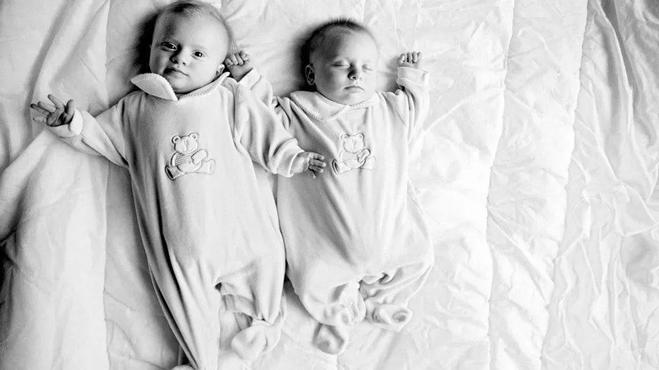 Séquence émotion : Des jumelles naissent en se tenant la main (Vidéo)