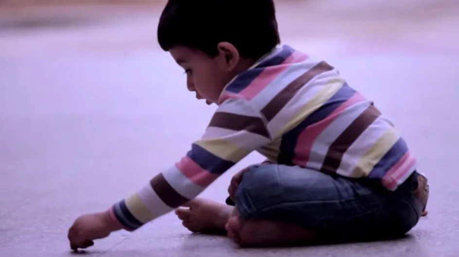 Ce petit garçon dessine quelque chose sur le sol… une œuvre qui va vous laisser sans voix (Vidéo)