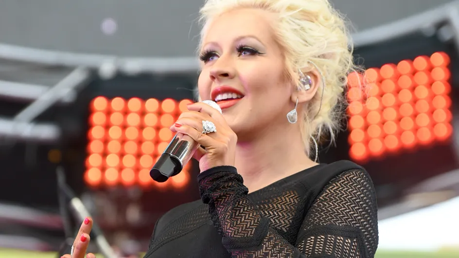 Christina Aguilera : Enceinte et rayonnante sur scène (Photos)