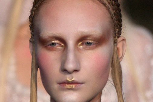 Koper make-up modeshow Alexander McQueen herfst-winter 2014-2015