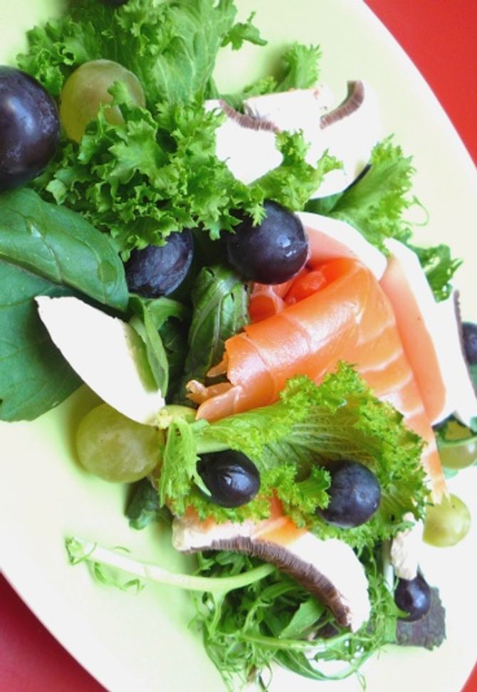 Salade gerookte zalm met druiven en rozijnen