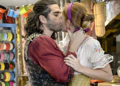 Viramundo e Milita se beijam