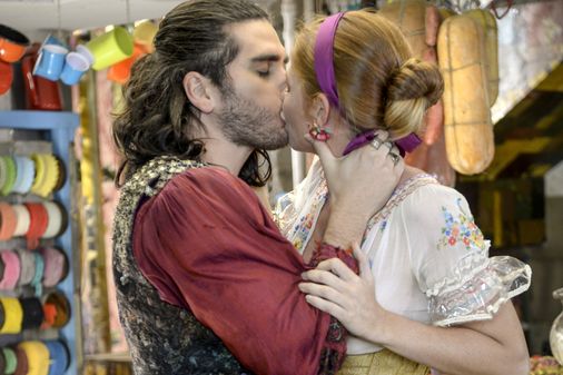 Viramundo e Milita se beijam