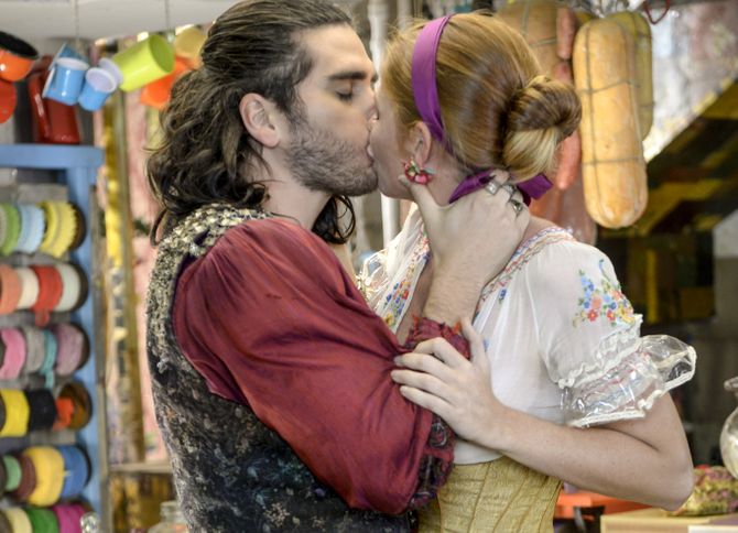 Viramundo e Milita se beijam