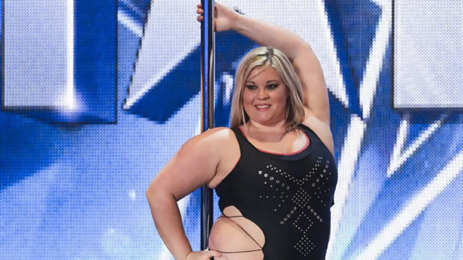 Une femme obèse devient légère comme une plume sur une barre de pole dance (Vidéo)