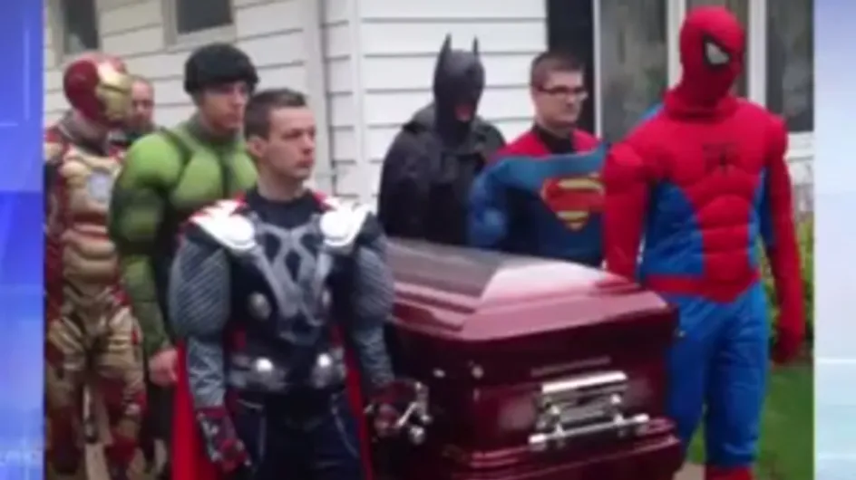 Una familia rinde homenaje a su hijo fallecido vistiéndose de superhéroes