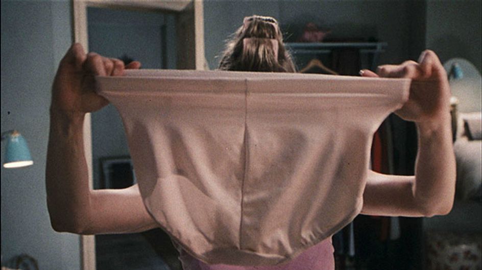 24 Stages Every Girl Goes Through When Wearing Spanx