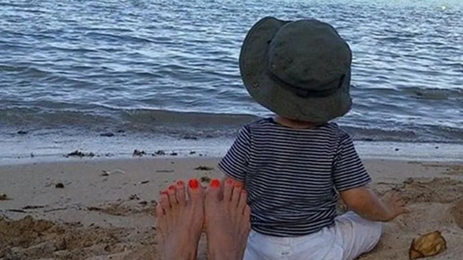 Paulina Rubio descansa en la playa junto a su hijo